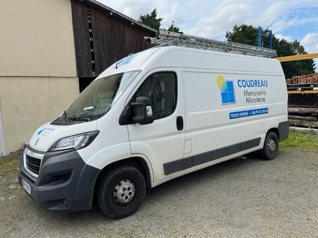 Camionnette Coudreau EURL, menuisier à Chiché.